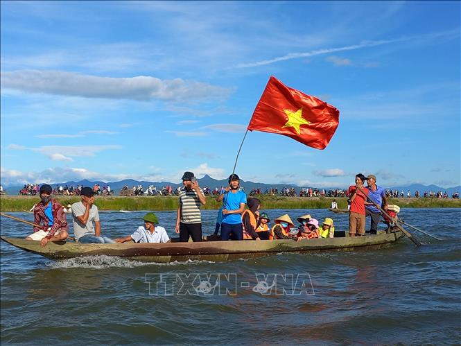 Trong ảnh: Người dân địa phương đến cổ vũ cho các thuyền bơi thi đấu. Ảnh: Đức Thọ - TTXVN