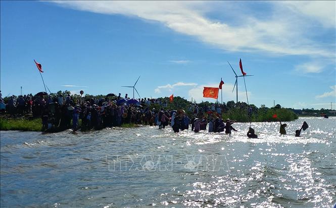 Trong ảnh: Hàng ngàn người dân đến cổ vũ cho các thuyền bơi thi đấu. Ảnh: Đức Thọ - TTXVN