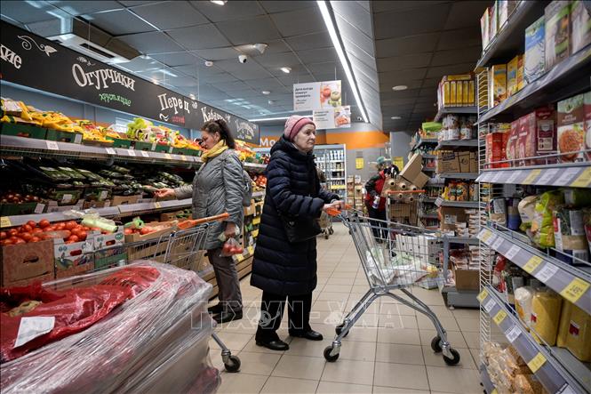 Trong ảnh: Người dân mua sắm tại một siêu thị ở Moskva, Nga ngày 6/4/2022. Ảnh: AFP/TTXVN