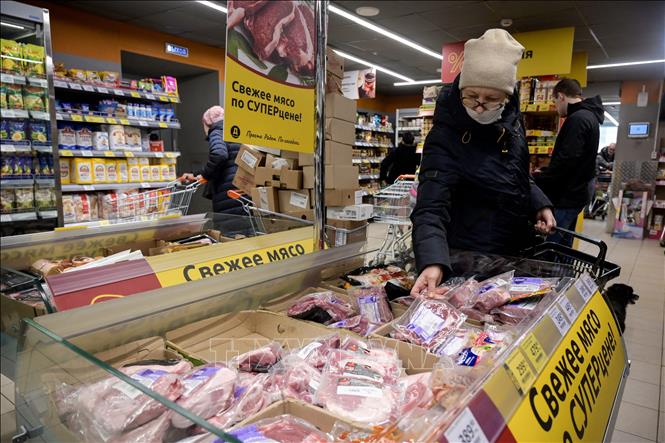 Trong ảnh: Người dân mua sắm tại một siêu thị ở Moskva, Nga ngày 6/4/2022. Ảnh: AFP/TTXVN