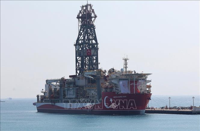 Trong ảnh: Tàu Abdulhamid Han của Thổ Nhĩ Kỳ neo tại cảng Mersin, trước khi bắt đầu hoạt động thăm dò khí đốt ở Địa Trung Hải, ngày 9/8/2022. Ảnh: AFP/TTXVN