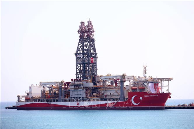 Trong ảnh: Tàu Abdulhamid Han của Thổ Nhĩ Kỳ neo tại cảng Mersin, trước khi bắt đầu hoạt động thăm dò khí đốt ở Địa Trung Hải, ngày 9/8/2022. Ảnh: AFP/TTXVN