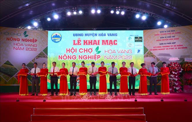 Nghi thức cắt băng khai mạc Hội chợ. Ảnh: Quốc Dũng - TTXVN