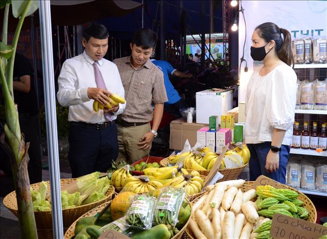 Phó chủ tịch thường trực UBND thành phố Đà Nẵng Hồ Kỳ Minh (ngoài cùng bên trái) tham quan Hội chợ. Ảnh: Quốc Dũng - TTXVN