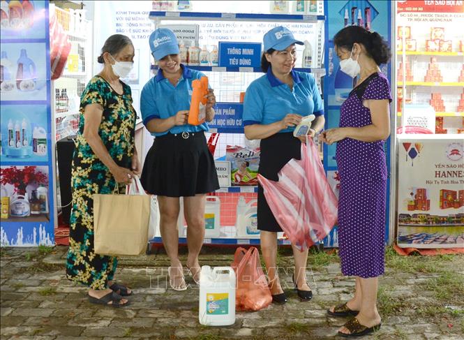 Khách hàng mua sắm tại Hội chợ. Ảnh: Quốc Dũng - TTXVN