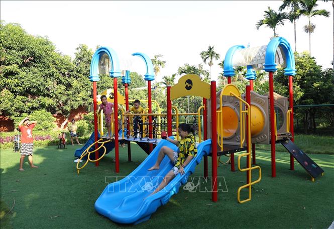 Trẻ em trong Làng được vui chơi tại khu vui chơi hiện đại, rộng rãi, thoáng mát. Ảnh: Hoàng Hiếu - TTXVN 