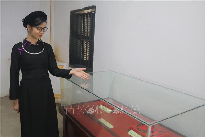 Trong ảnh: Thuyết minh tại Đồn Phai Khắt. Ảnh: Chu Hiệu-TTXVN.
