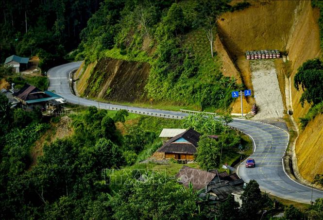 Trong ảnh: Những khúc cua uốn lượn như những dải lụa. Ảnh: Xuân Tư – TTXVN