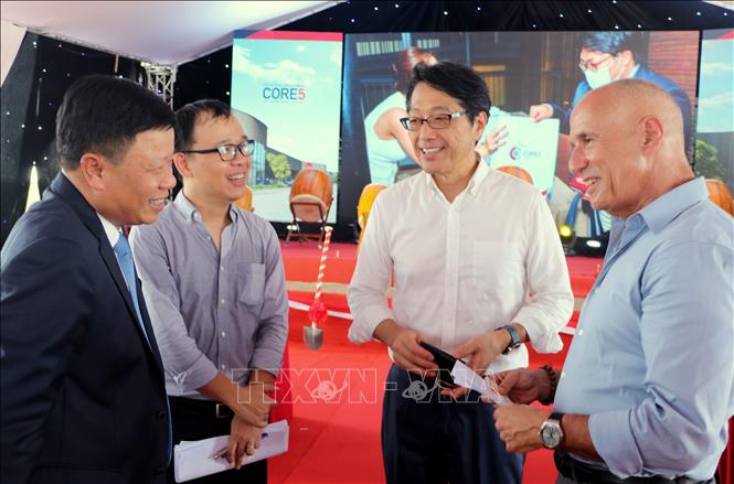 Trong ảnh: Trưởng ban Ban quản lý Khu kinh tế Hải Phòng Lê Trung Kiên giới thiệu về cơ hội khi đầu tư tại Hải Phòng với chủ đầu tư dự án Core5 Hải Phòng. Ảnh: Minh Thu - TTXVN