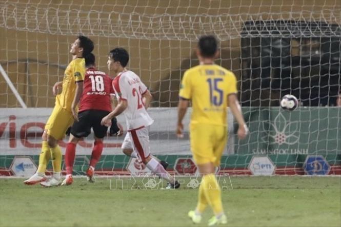 Cầu thủ Hoàng Đức (số 28, Viettel) ghi bàn thắng ấn định chiến thắng 2-0 ở phút bù giờ cuối cùng của trận đấu. Ảnh: Minh Quyết - TTXVN