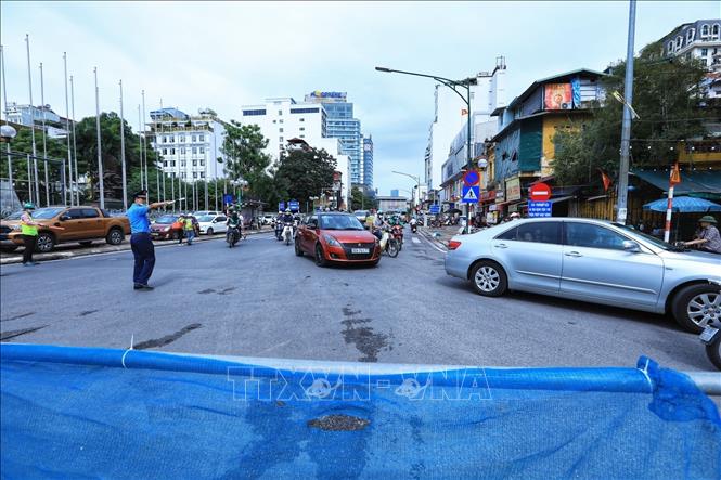 Tổ chức giao thông 1 chiều đối với: Các phương tiện ô tô lưu thông trên phố Quán Sứ (đoạn từ Lý Thường Kiệt đến Trần Hưng Đạo); Phương tiện xe máy, xe đạp và người đi bộ trên hệ thống đường tạm trên đường Trần Hưng Đạo (theo chiều và đoạn từ Trần Bình Trọng đi Quán Sứ); Các phương tiện ô tô lưu thông trên đường Trần Hưng Đạo (đoạn từ Phan Bội Châu ra Lê Duẩn). Ảnh: Tuấn Anh - TTXVN