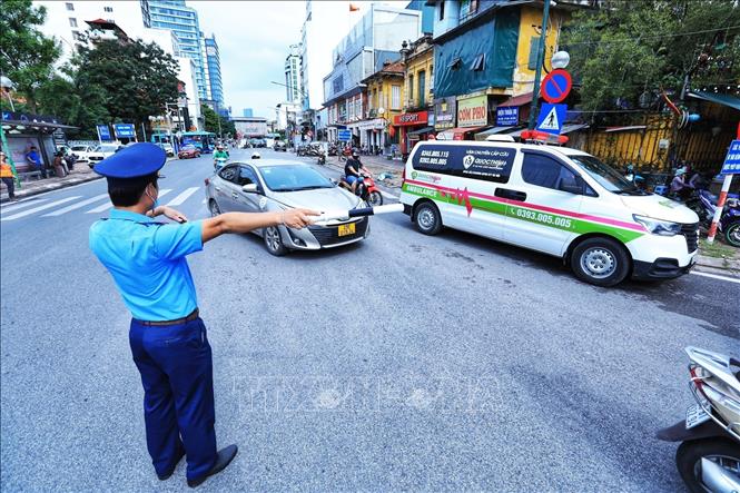 Các phương tiện xe cấp cứu, xe chở bệnh nhân…có nhu cầu vào Bệnh viện Tim Hà Nội được phép lưu thông 2 chiều trên tuyến đường Yết Kiêu - Trần Hưng Đạo đoạn từ Cổng viện Tim Hà Nội đến phố Quán Sứ. Ảnh: Tuấn Anh - TTXVN