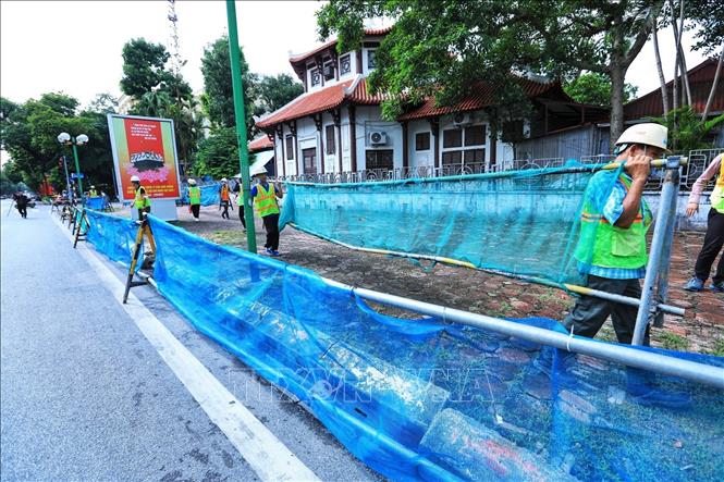 Công nhân dựng rào chắn, đoạn trên phố Trần Hưng Đạo. Ảnh: Tuấn Anh - TTXVN