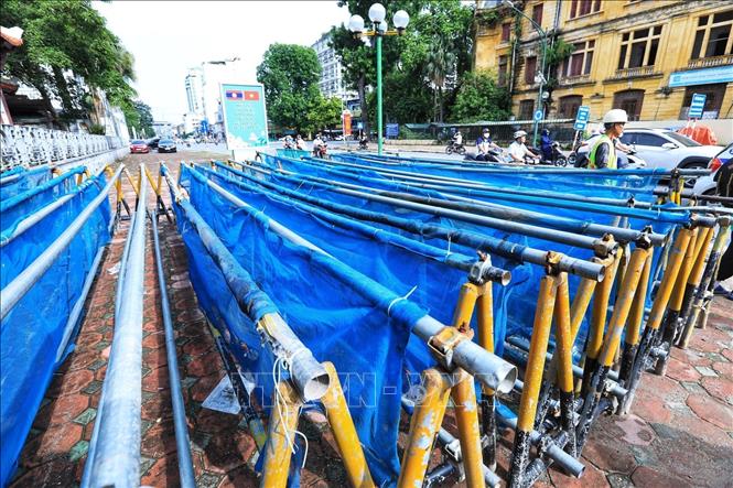 Rào chắn được chuẩn bị từ sáng sớm phục vụ công tác phân làn giao thông. Ảnh: Tuấn Anh - TTXVN