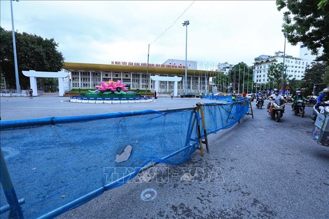 Tổ chức giao thông 01 chiều đối với: Các phương tiện ô tô lưu thông trên phố Quán Sứ (đoạn từ Lý Thường Kiệt đến Trần Hưng Đạo); Phương tiện xe máy, xe đạp và người đi bộ trên hệ thống đường tạm trên đường Trần Hưng Đạo (theo chiều và đoạn từ Trần Bình Trọng đi Quán Sứ); Các phương tiện ô tô lưu thông trên đường Trần Hưng Đạo (đoạn từ Phan Bội Châu ra Lê Duẩn). Ảnh: Tuấn Anh - TTXVN