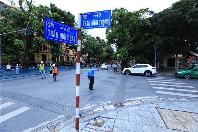 Trong thời gian rào chắn, các phương tiện có nhu cầu đi trên đường Trần Bình Trọng theo hướng từ Dã Tượng ra Lê Duẩn sẽ đi theo hướng Trần Bình Trọng - Trần Hưng Đạo - Dã Tượng - Lý Thường Kiệt - Lê Duẩn hoặc Yết Kiêu - Trần Hưng Đạo - Quán Sứ - Lý Thường Kiệt - Lê Duẩn. Ảnh: Tuấn Anh - TTXVN