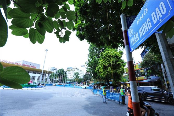 Các phương tiện xe cấp cứu, xe chở bệnh nhân…có nhu cầu vào Bệnh viện Tim Hà Nội được phép lưu thông 02 chiều trên tuyến đường Yết Kiêu - Trần Hưng Đạo đoạn từ Cổng viện Tim Hà Nội đến phố Quán Sứ. Ảnh: Tuấn Anh - TTXVN