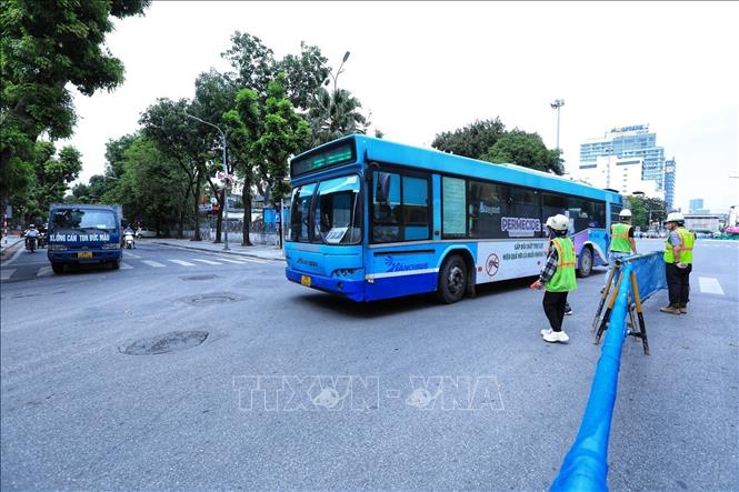 Xe buýt được hoạt động qua khu vực rào chắn. Ảnh: Tuấn Anh - TTXVN