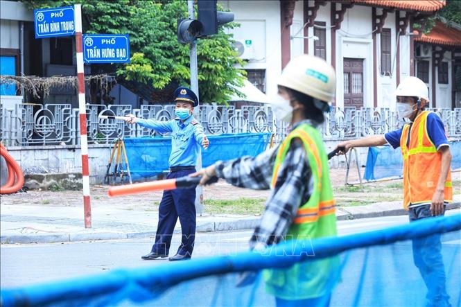 Thanh tra giao thông tổ chức phân luồng các phương tiện đi theo hướng quy định. Ảnh: Tuấn Anh - TTXVN