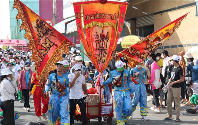 Những thành viên Hội quán của người Hoa diễu hành qua các đường phố trung tâm thành phố Phan Thiết. Ảnh: Nguyễn Thanh - TTXVN