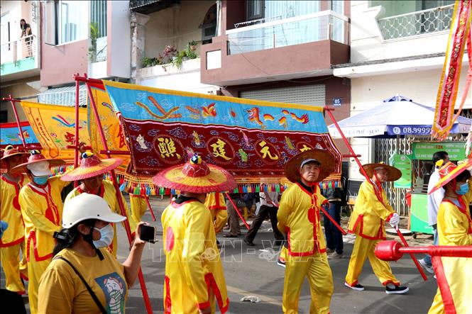 Những thành viên Hội quán của người Hoa diễu hành qua các đường phố trung tâm thành phố Phan Thiết. Ảnh: Nguyễn Thanh - TTXVN