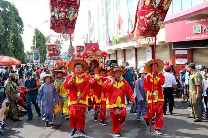 Những thành viên Hội quán của người Hoa diễu hành qua các đường phố trung tâm thành phố Phan Thiết. Ảnh: Nguyễn Thanh - TTXVN