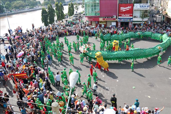 Biểu diễn múa Rồng dài 49 mét tại Lễ hội Nghinh ông Quan Thánh Đế Quân Bình Thuận. Ảnh: Nguyễn Thanh - TTXVN