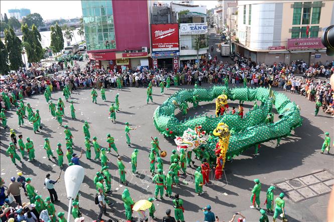 Biểu diễn múa Rồng dài 49 mét tại Lễ hội Nghinh ông Quan Thánh Đế Quân Bình Thuận. Ảnh: Nguyễn Thanh - TTXVN