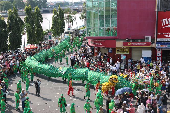 Biểu diễn múa Rồng dài 49 mét tại Lễ hội Nghinh ông Quan Thánh Đế Quân Bình Thuận. Ảnh: Nguyễn Thanh - TTXVN