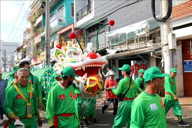Đoàn biểu diễn múa Rồng tại Lễ hội Nghinh ông Quan Thánh Đế Quân Bình Thuận. Ảnh: Nguyễn Thanh - TTXVN