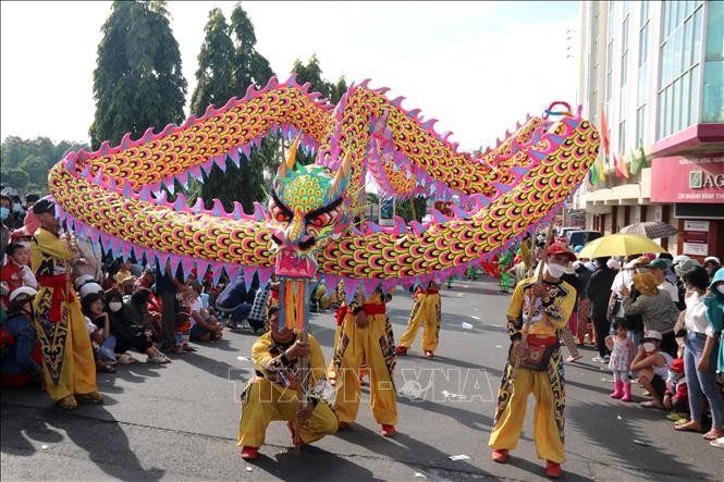 Biểu diễn múa Rồng tại Lễ hội Nghinh ông Quan Thánh Đế Quân Bình Thuận. Ảnh: Nguyễn Thanh - TTXVN