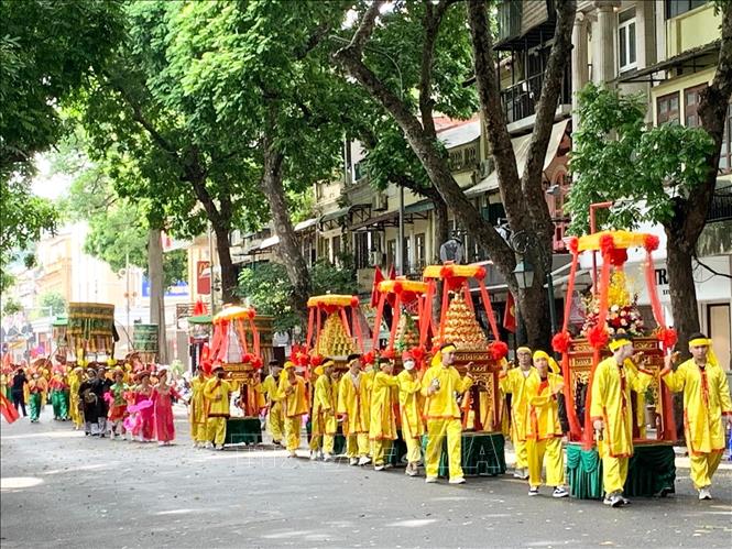 Lễ cung rước Nguyên phi Hoàng thái hậu Ỷ Lan quanh hồ Hoàn Kiếm. Ảnh: TTXVN phát