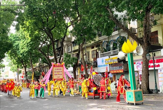 Lễ cung rước Nguyên phi Hoàng thái hậu Ỷ Lan quanh hồ Hoàn Kiếm. Ảnh: TTXVN phát