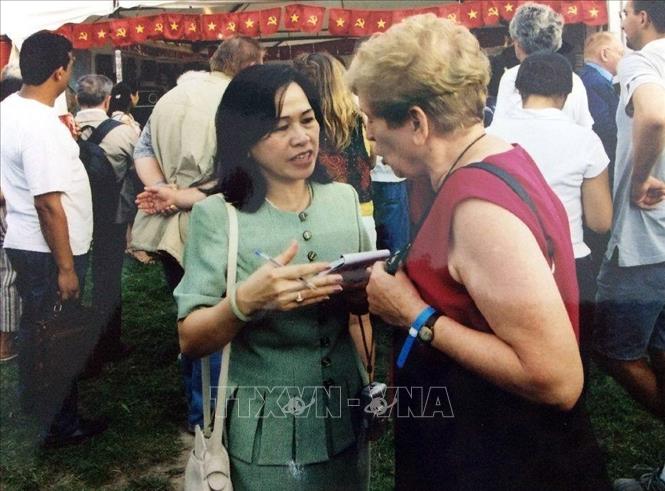Bà Raymonde Dien (bên phải) tại Hội báo Nhân Đạo ở Paris năm 2006. Ảnh: TTXVN phát