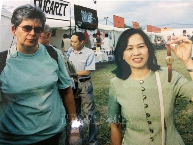 Catherine Dien (bên trái), con gái bà Raymonde Dien, được thừa hưởng chiếc đồng hồ - kỷ vật vô giá do Bác Hồ tặng bà Raymonde Dien. Ảnh: TTXVN phát