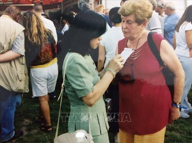 Bà Raymonde Dien tại Hội báo Nhân Đạo ở Paris năm 2006. Ảnh: TTXVN phát