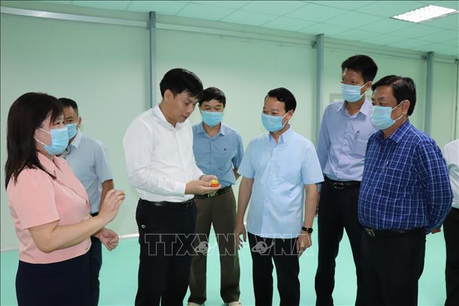 Bộ trưởng Bộ NN và PTNT Lê Minh Hoan cùng đoàn công tác thăm cơ sở chế biến trà Sơn Tra tại Công ty cổ phần sản xuất Thực phẩm và Đông dược Thế Gia, xã Sơn Thịnh, huyện Văn Chấn. Ảnh: Đức Tưởng - TTXVN
