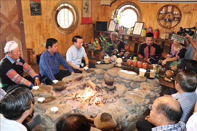 Bộ trưởng Bộ NN và PTNT Lê Minh Hoan và Bí thư Tỉnh ủy Yên Bái Đỗ Đức Duy thưởng thức hương vị chè Shan tuyết cổ thụ Suối Giàng tại Không gian văn hóa trà Suối Giàng. Ảnh: Đức Tưởng - TTXVN