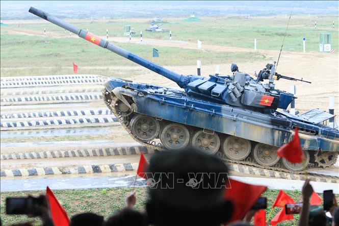 Crew No. 3 Vietnamese tank team overcomes the obstacles race. VNA Photo: Trần Hiếu, Duy Trinh