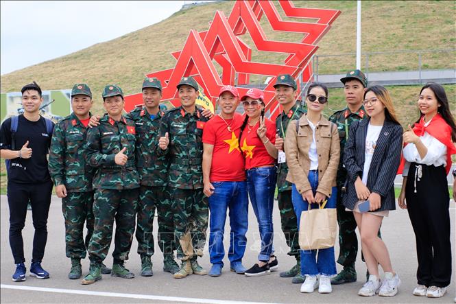 Crew No. 3 Vietnamese tank team with Vietnamese fans. VNA Photo: Trần Hiếu, Duy Trinh