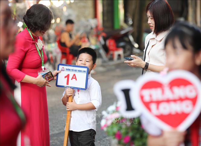 Nhiều bé còn e thẹn trong ngày đầu đến trường. Ảnh: Thanh Tùng - TTXVN