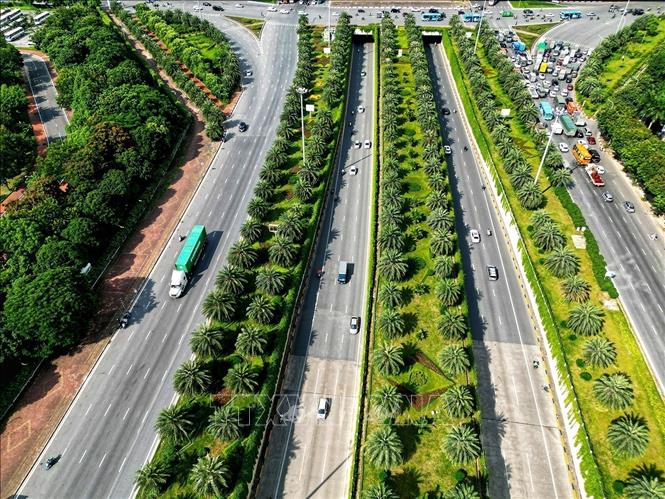 The Thang Long Boulevard serves as a radial highway to the west, linking the core of Hanoi with Hoa Binh province and Northwest region. VNA Photo