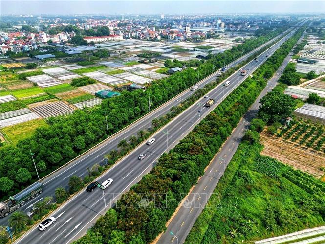 Vo Nguyen Giap road, the main way to Hanoi's Noi Bai International Airport. VNA Photo