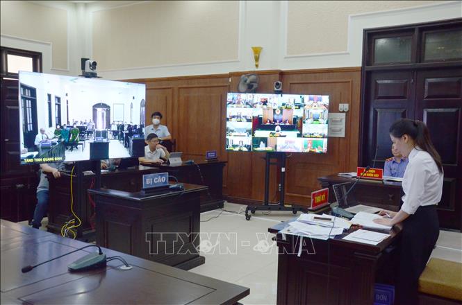 Trong ảnh: Quang cảnh phiên xét xử trực tuyến. Ảnh: Quốc Dũng - TTXVN