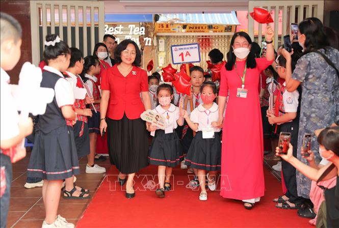 Chào đón học sinh lớp 1, trường Tiểu học Thăng Long, quận Hoàn Kiếm (Hà Nội). Ảnh: Thanh Tùng - TTXVN