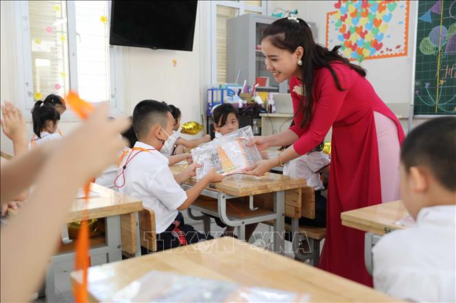 Học sinh lớp 1 được tặng quà trong ngày đầu tới trường. Ảnh: Thanh Tùng - TTXVN