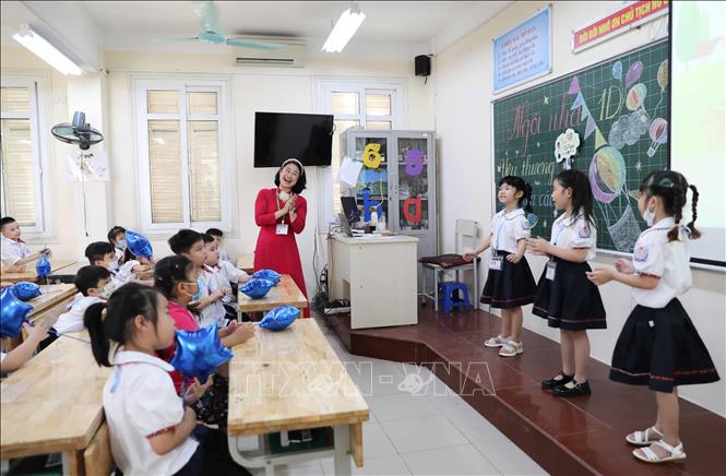 Học sinh lớp 1 được làm quen với cô giáo, bạn cùng lớp. Ảnh: Thanh Tùng - TTXVN