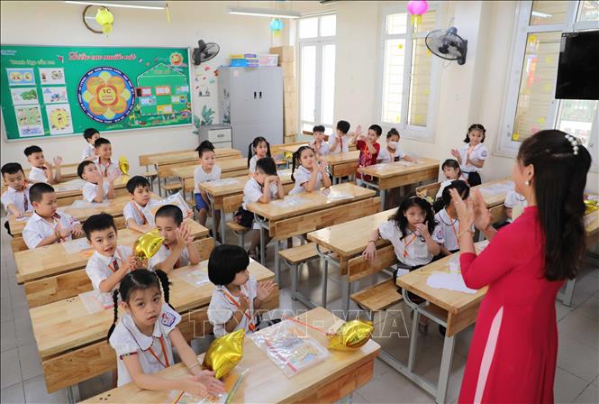 Học sinh lớp 1 được làm quen với cô giáo, bạn cùng lớp. Ảnh: Thanh Tùng - TTXVN