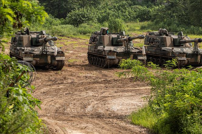 Trong ảnh: Pháo tự hành K-9 của Hàn Quốc được triển khai tại khu vực liên Triều ở Paju, cách Seoul khoảng 30km về phía Bắc, chuẩn bị cho cuộc tập trận chung Lá chắn Tự do Ulchi giữa quân đội Mỹ và Hàn Quốc, ngày 18/8/2022. Ảnh: YONHAP/TTXVN