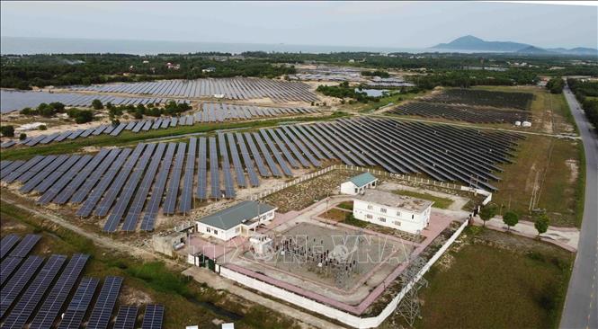 Nhà máy Điện mặt trời Cẩm Hòa được lắp đặt 152.670 tấm pin mặt trời và giá đỡ (tương đương 5.089 giàn pin); có hệ thống đường dây truyền tải điện để đấu nối vào trạm biến áp dài 17 km; 224 tủ gom công suất, 14 bộ biến tần và 07 máy biến áp nâng hiệu điện thế cùng với hệ thống nhà điều hành và các công trình phụ trợ khác. Ảnh: Vũ Sinh - TTXVN